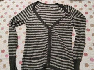 Chaqueta de punto con rayas grises y blancas