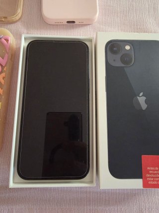 iPhone 13 Apple Con su caja, cable y 8 fundas.