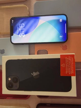 iPhone 13 Apple Con su caja, cable y 8 fundas.