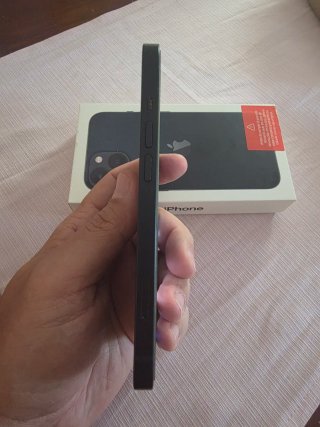 iPhone 13 Apple Con su caja, cable y 8 fundas.