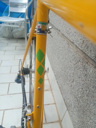Bicicleta de carretera amarilla