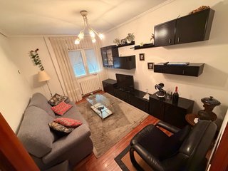 Salón completo: Sofá, TV, sillón y lámparas