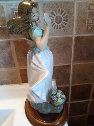 Figura cerámica mujer espejo