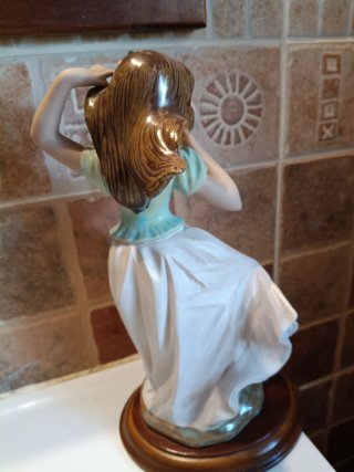 Figura cerámica mujer espejo