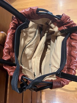 Bolso granate con asas negras