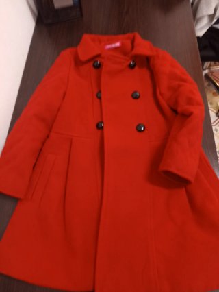 Chaqueta roja de niña