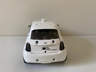 Coche de juguete blanco