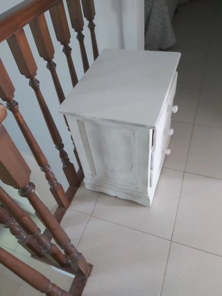 Mesita de noche de madera blanca