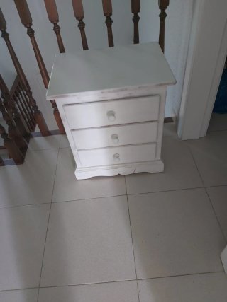 Mesita de noche de madera blanca