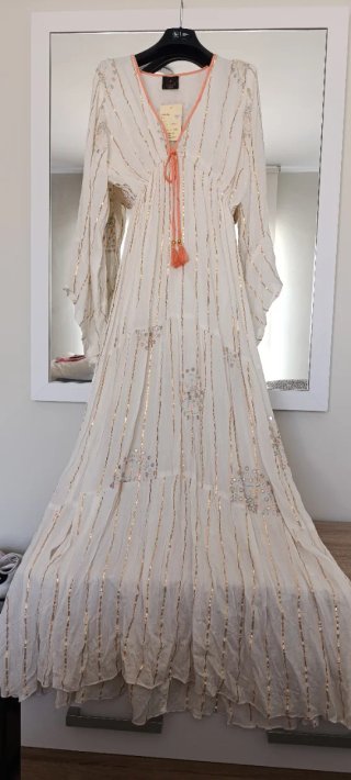 Vestido largo blanco con detalles dorados