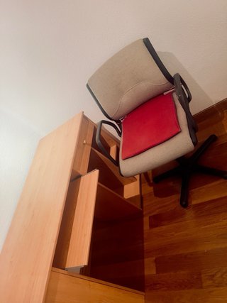 Escritorio con silla !!