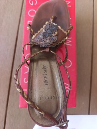 Sandalias Hispanitas Marrón y Dorado. Vintage