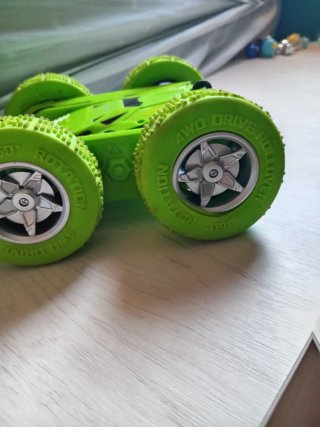 Coche teledirigido verde con mando y cargador