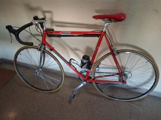 Bicicleta de carretera roja