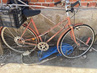 Bicicleta clásica roja con cesta