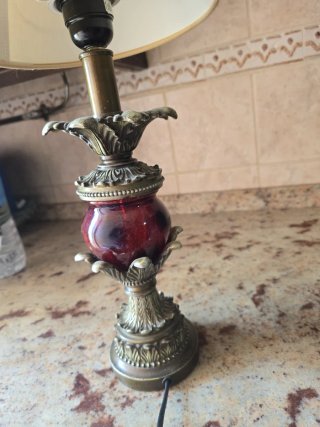 Lámpara de mesa dorada y roja