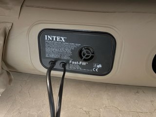 Cama hinchable Intex doble con bomba eléctrica.