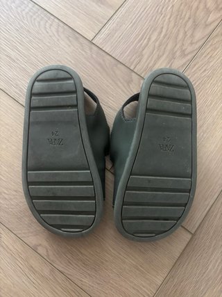 Sandalias de cuero verde T. 24 ZARA