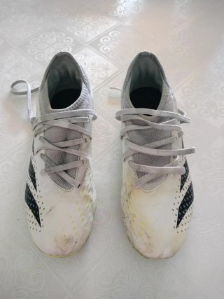 Botas de fútbol y espinilleras