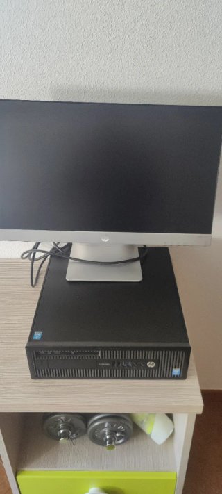 Ordenador Sobremesa con pantalla panorámica HP.