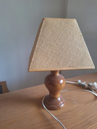 Lámpara de mesa madera y yute