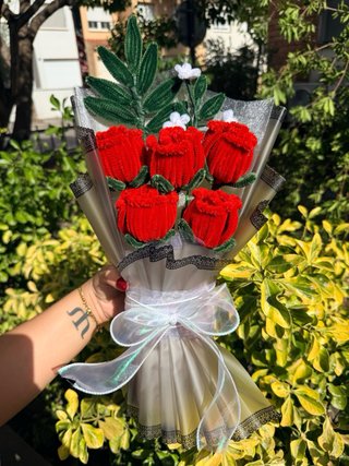 Flores artesanales moradas y rosas