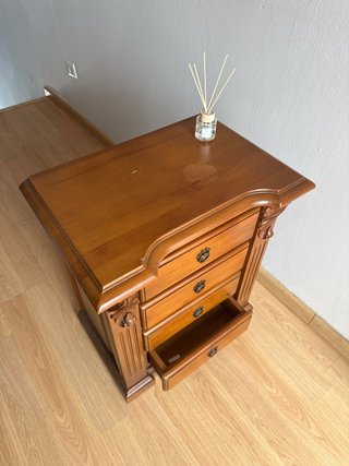 Mesitas de noche y cómoda de madera