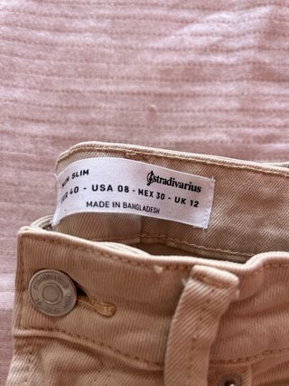 Pantalón beige Stradivarius Talla M
