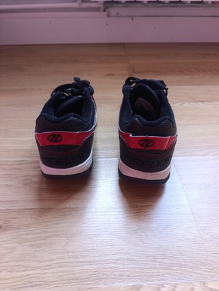 Zapatillas con ruedas negras y rojas