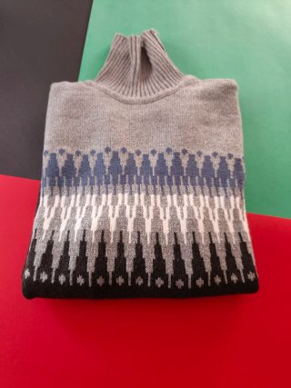 Jersey de cuello alto gris con estampado