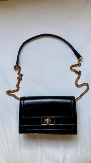 Bolso negro con cadena dorada