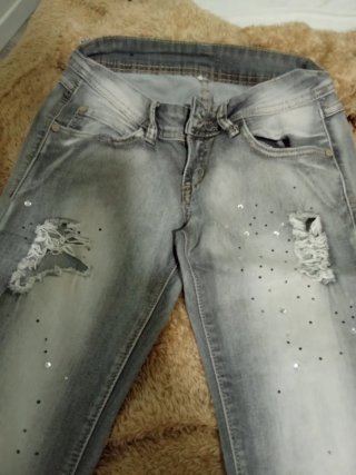 Pantalones vaqueros grises desgastados con pedrerí