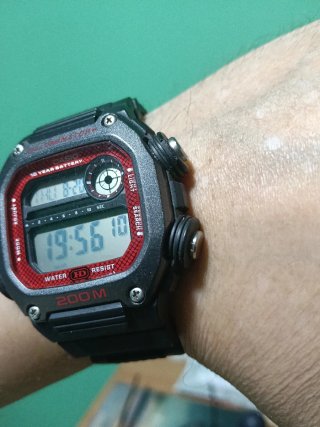 Reloj Casio Deportivo Digital hombre rojo y negro