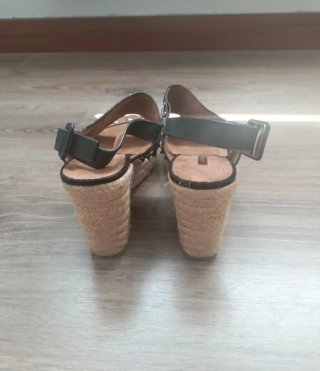 Sandalias esparto cuña tachuelas
