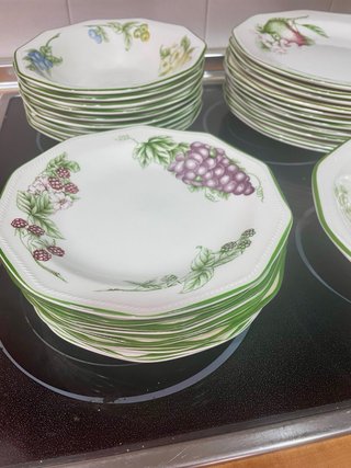 Vajilla rústica de porcelana con frutas