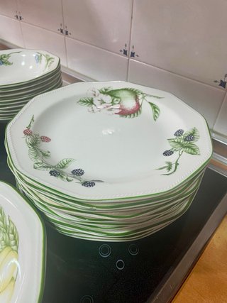 Vajilla rústica de porcelana con frutas