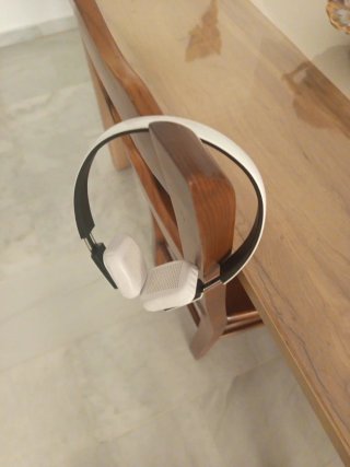 Auriculares con Bluetooth con cable para cargar.