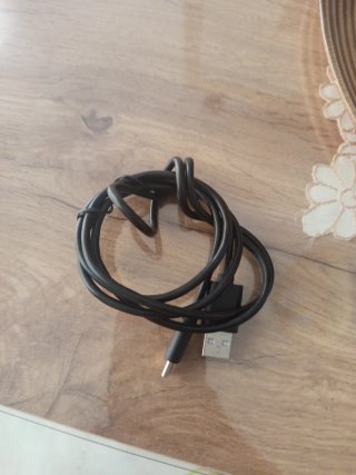 Auriculares con Bluetooth con cable para cargar.