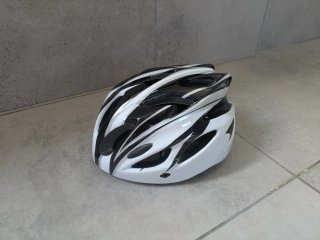 Casco de bicicleta blanco y negro