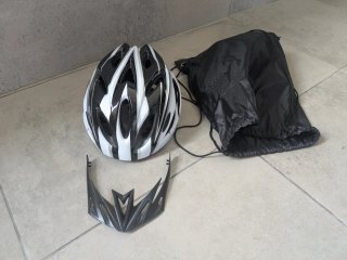 Casco de bicicleta blanco y negro