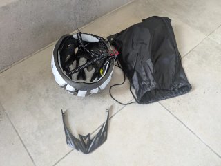 Casco de bicicleta blanco y negro