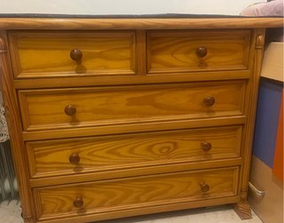 Cómoda de madera con cajones