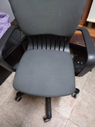 Silla de oficina gris