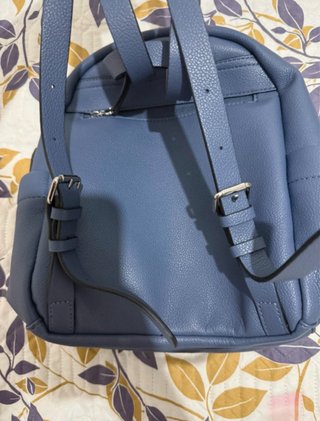 Mochila de piel color azul lavanda.