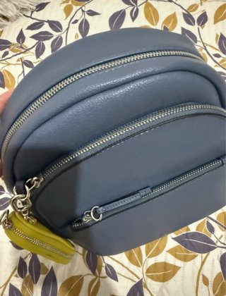 Mochila de piel color azul lavanda.