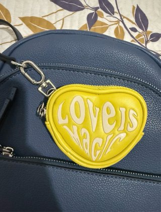 Mochila de piel color azul lavanda.