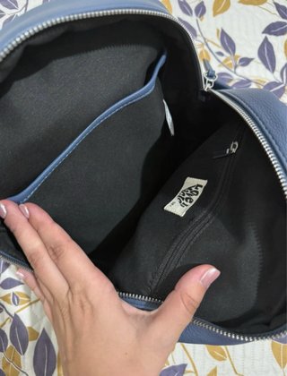 Mochila de piel color azul lavanda.