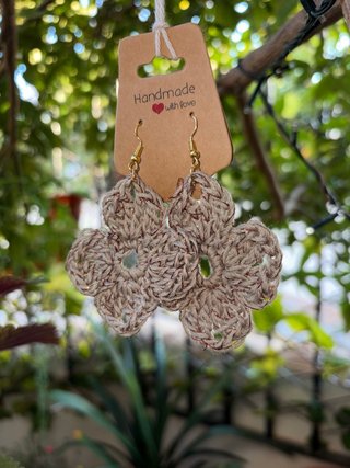 Pendientes flor crochet beige y oro