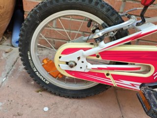 Bicicleta infantil blanca y roja
