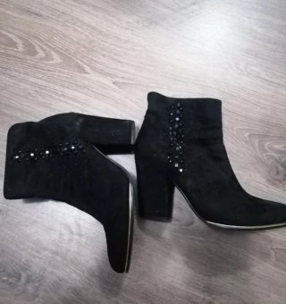 Botines de tacón negros con tachuelas
